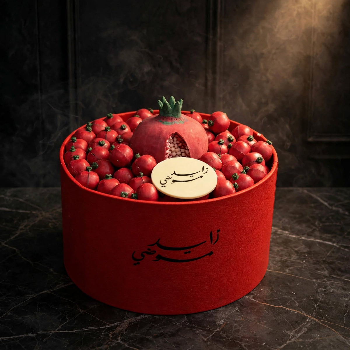 بوكس ليزر دائري أحمر مع شوكولاتة الرمان ورمانة كبيرة | Red Round Laser-Cut Box – Pomegranate Chocolate with Large Pomegranate