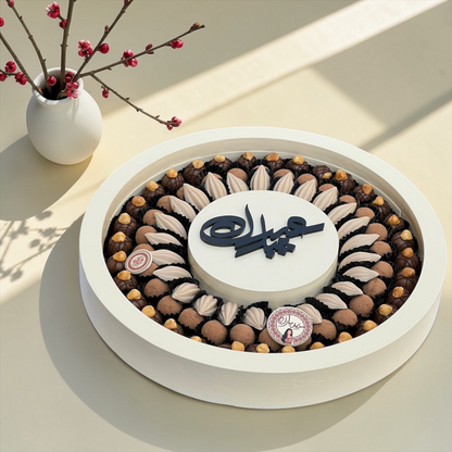 تشكيلة شوكليت فاخرة لعيد الفطر – صحن اكريليك دائري مع شوكليت حبة الكاكاو وترافل فريش بوكس مع غطاء / Luxury Eid Chocolate Gift – Giovanni Premium Selection 1100g