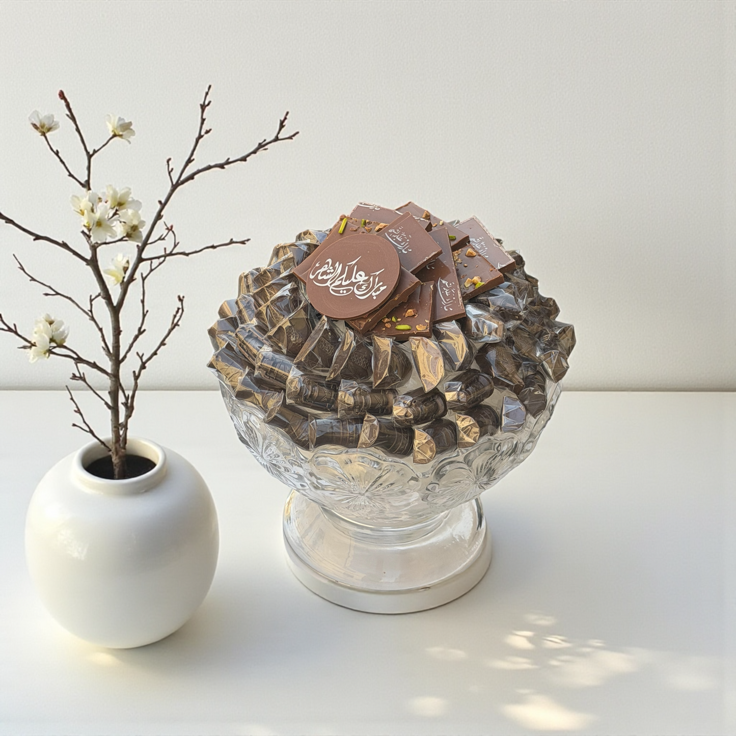 Luxury Crystal Plate with Assorted Ramadan Chocolates – 1100 g مصحن كريستال فاخر مع تشكيلة شوكليت رمضانية – 1100 جرام