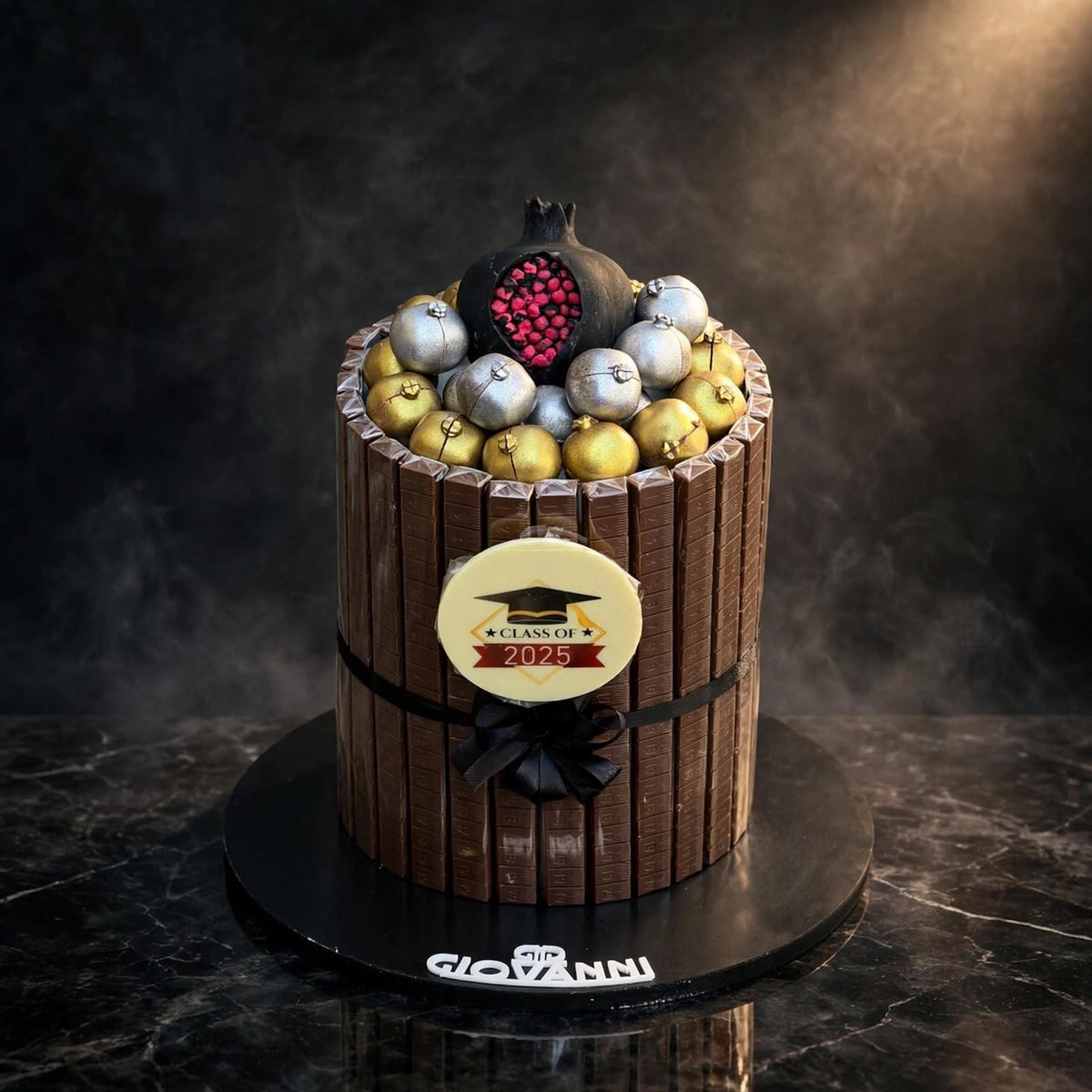 هرم مسطرة شوكولاتة الرمان مع رمانة كبيرة | Pomegranate Chocolate Tiered Pyramid with Large Pomegranate