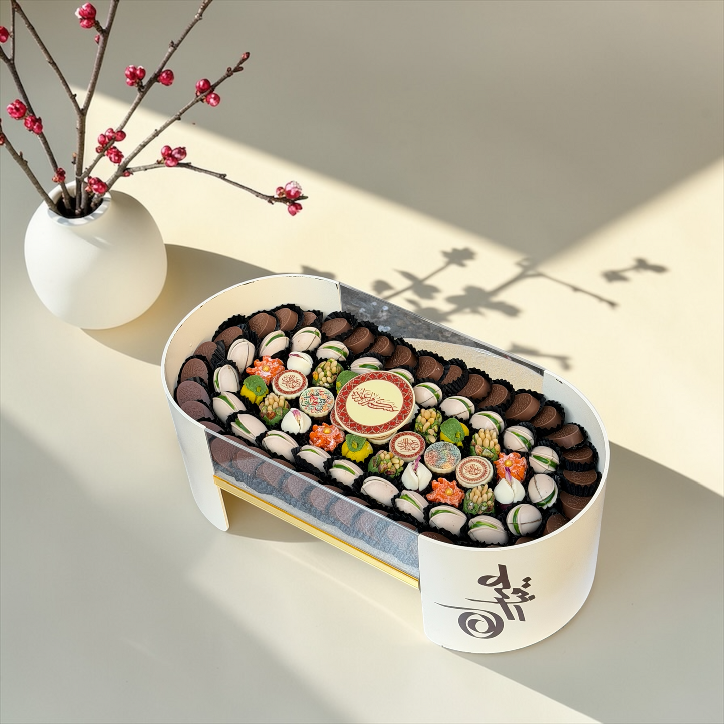 Luxury Oval Acrylic Box – Giovanni Signature Chocolate بوكس اكريليك بيضاوي فاخر مع تشكيلة سيجنتشر من جيوفاني