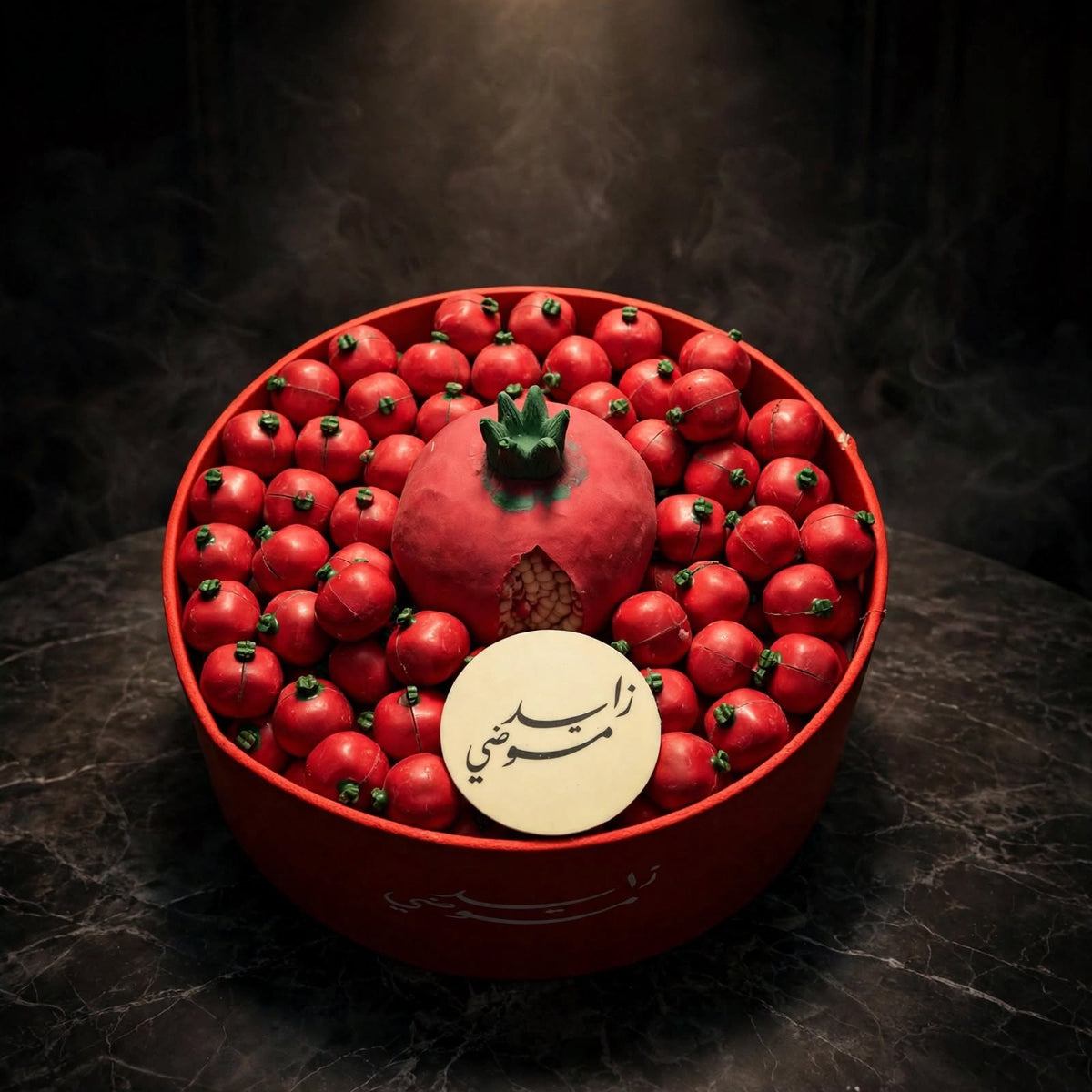 بوكس ليزر دائري أحمر مع شوكولاتة الرمان ورمانة كبيرة | Red Round Laser-Cut Box – Pomegranate Chocolate with Large Pomegranate