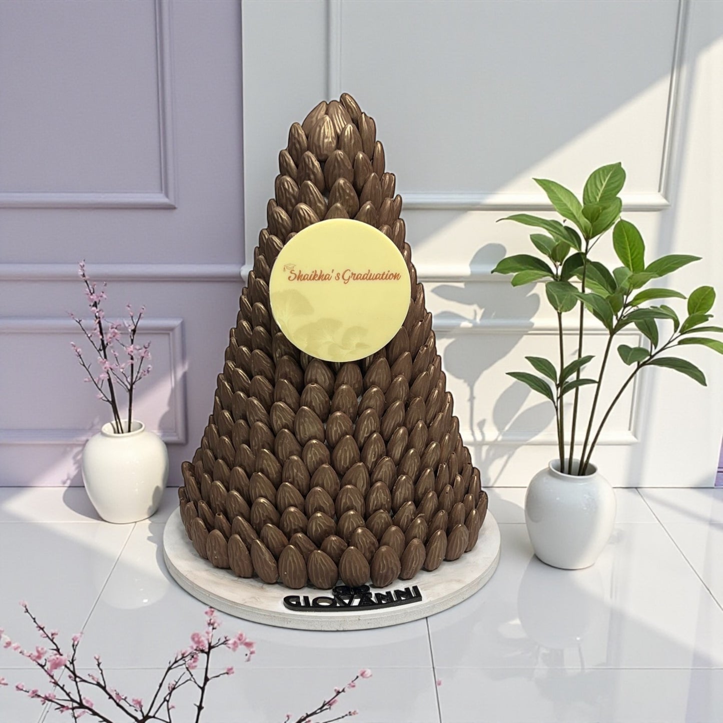 هرم شوكولاتة حبة اللوز بطباعة مخصصة
Almond Chocolate Pyramid – Custom Printed