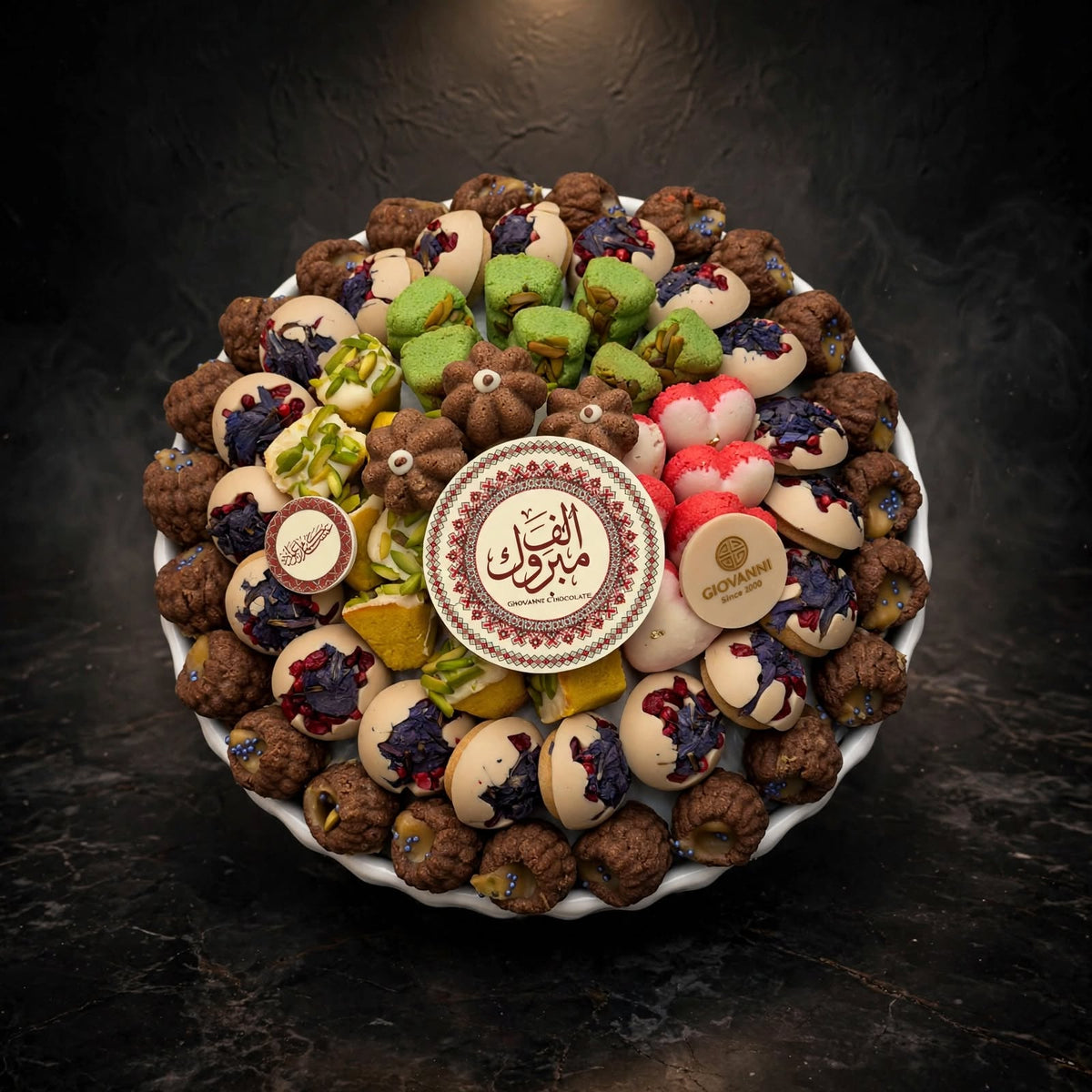 صحن بورسلين أبيض – بيتي فور فرنسي مشكل | White Porcelain Plate – Assorted French Petit Four