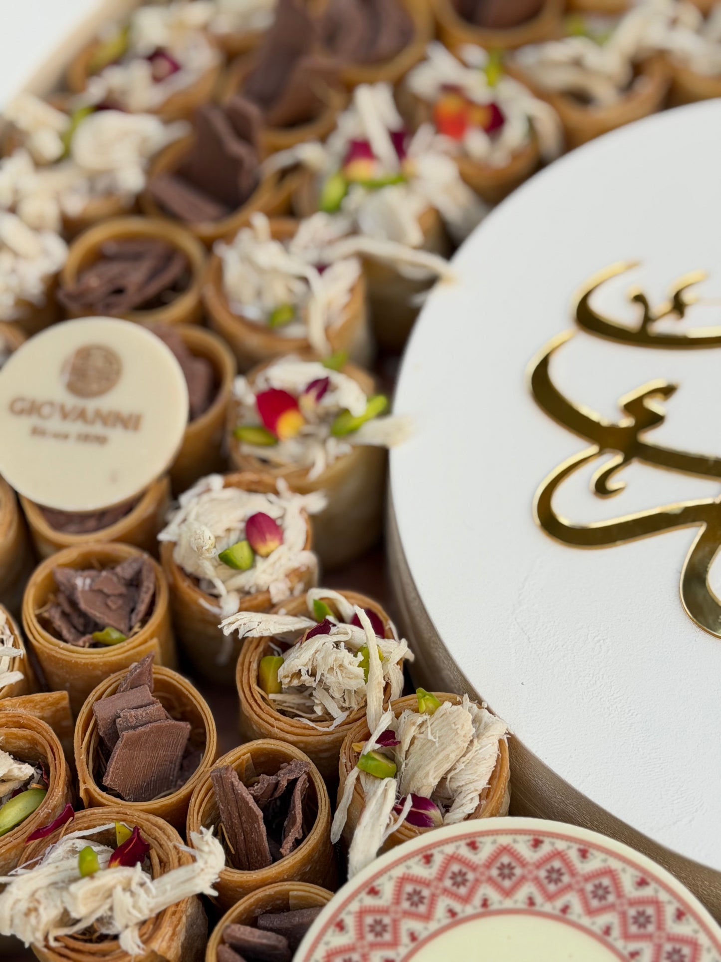 Luxury Round Acrylic Platter – Giovanni New Spring Roll Rahash Flake &amp; Chocolate Flake صحن اكريليك دائري فاخر مع جديد جيوفاني سبرنج رول رهش فليك وشوكليت فليك