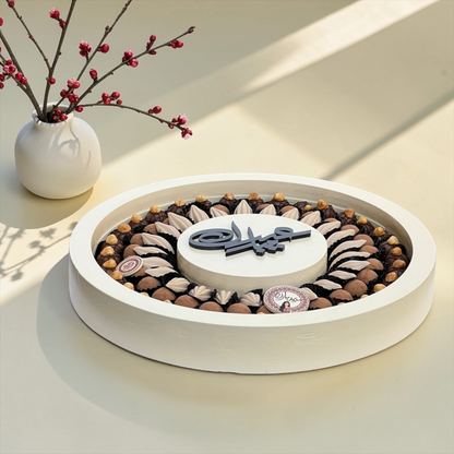 تشكيلة شوكليت فاخرة لعيد الفطر – صحن اكريليك دائري مع شوكليت حبة الكاكاو وترافل فريش بوكس مع غطاء / Luxury Eid Chocolate Gift – Giovanni Premium Selection 1100g