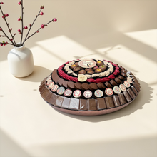 تشكيلة شوكليت فاخرة لعيد الفطر – صحن كبير زجاج مع تشكيلة سيجنتشر جيوفاني / Luxury Eid Chocolate Gift – Giovanni Premium Selection 1900g