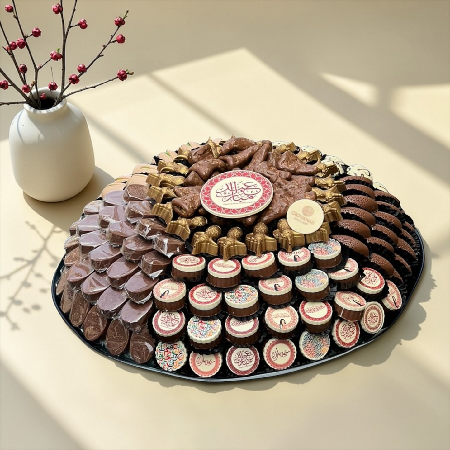تشكيلة شوكليت فاخرة لعيد الفطر – صحن كبير زجاج مع تشكيلة سيجنتشر جيوفاني / Luxury Eid Chocolate Gift – Giovanni Premium Selection 1700 g