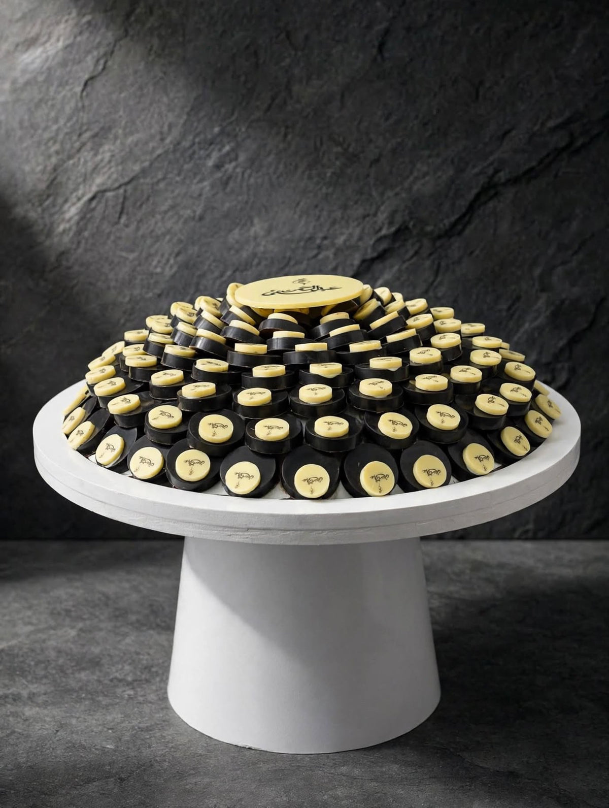 ستاند أبيض – شوكليت مطبوع حسب الطلب | White Stand – Personalized Printed Chocolate