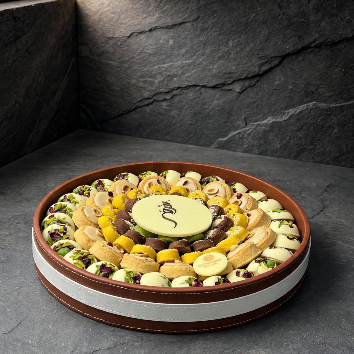 صينية جلد بغطاء أكريليك – بيتي فور فرنسي | Leather Tray with Acrylic Lid – French Petit Fours