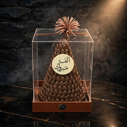 بوكس أكريليك VIP بغطاء هرمي – شوكولاتة اللوز | VIP Acrylic Box with Pyramid Lid – Almond Chocolate