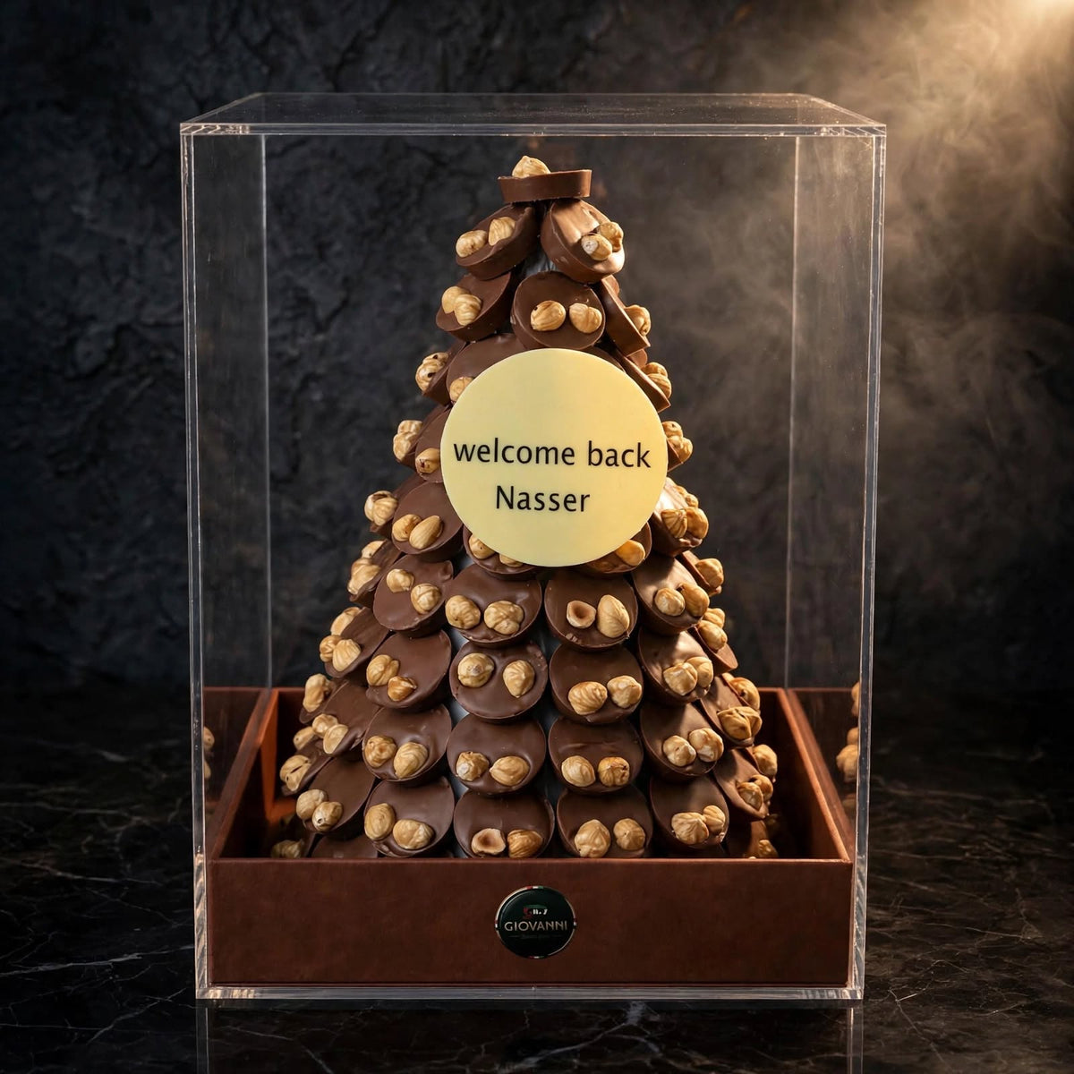 بوكس أكريليك VIB الفاخر بأهرامات الشوكولاتة الدائرية بالبندق | Luxury VIB Acrylic Box with Hazelnut Round Pyramids