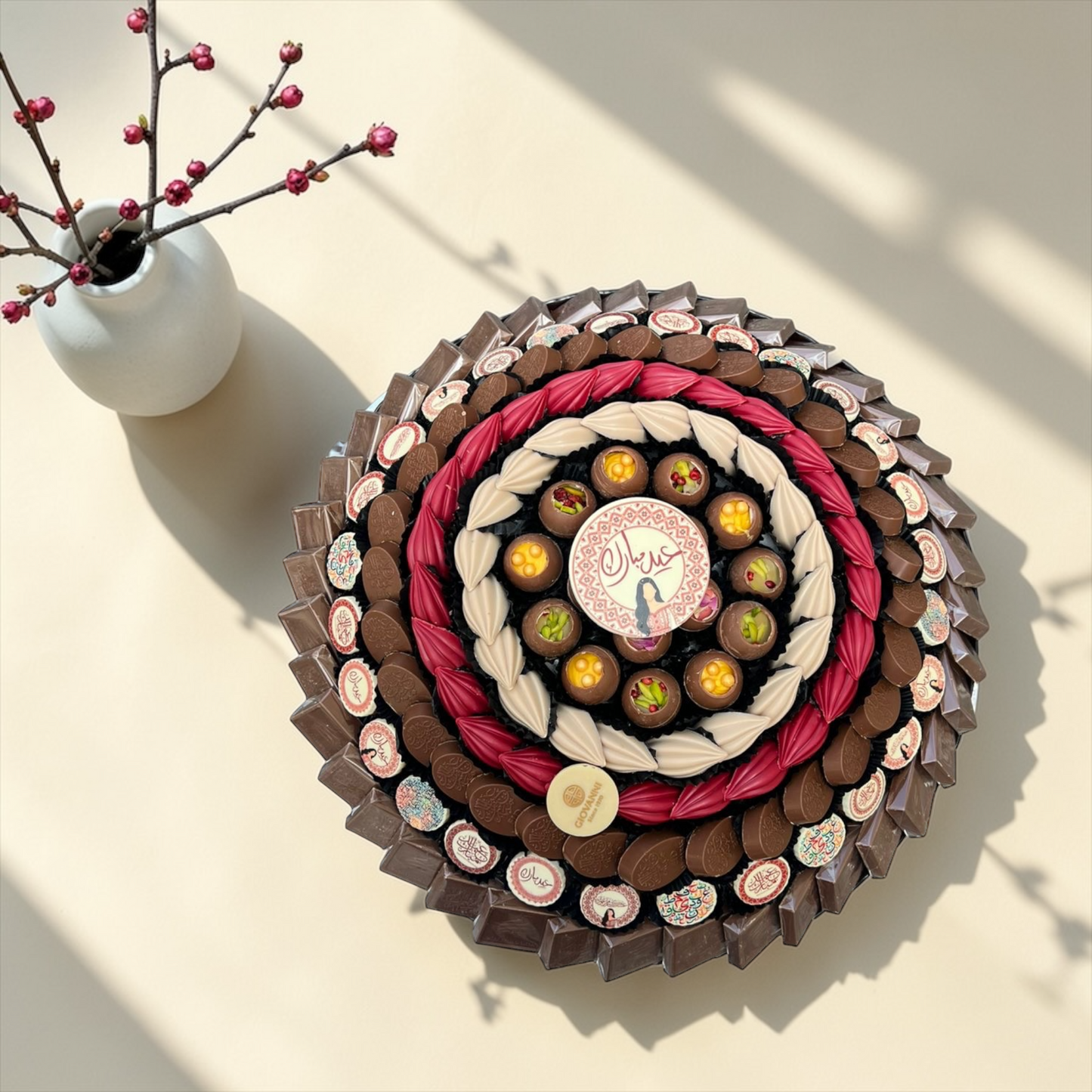 تشكيلة شوكليت فاخرة لعيد الفطر – صحن كبير زجاج مع تشكيلة سيجنتشر جيوفاني / Luxury Eid Chocolate Gift – Giovanni Premium Selection 1900g