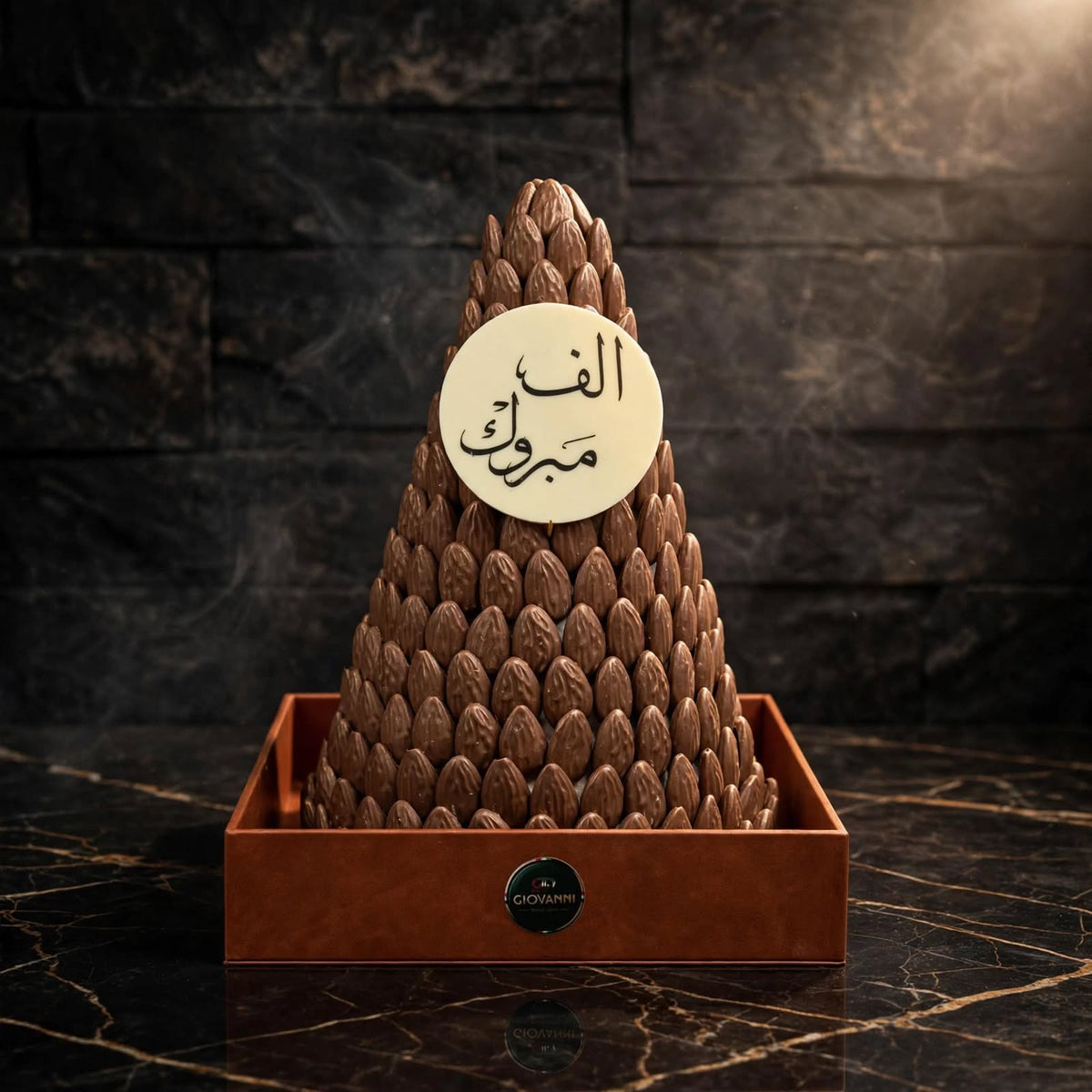 بوكس أكريليك VIP بغطاء هرمي – شوكولاتة اللوز | VIP Acrylic Box with Pyramid Lid – Almond Chocolate