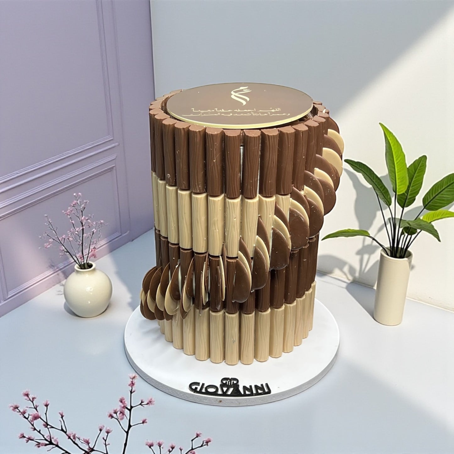 هرم شوكولاتة مروحة مع استيك مخصص
Fan-Style Chocolate Pyramid with Custom Stick