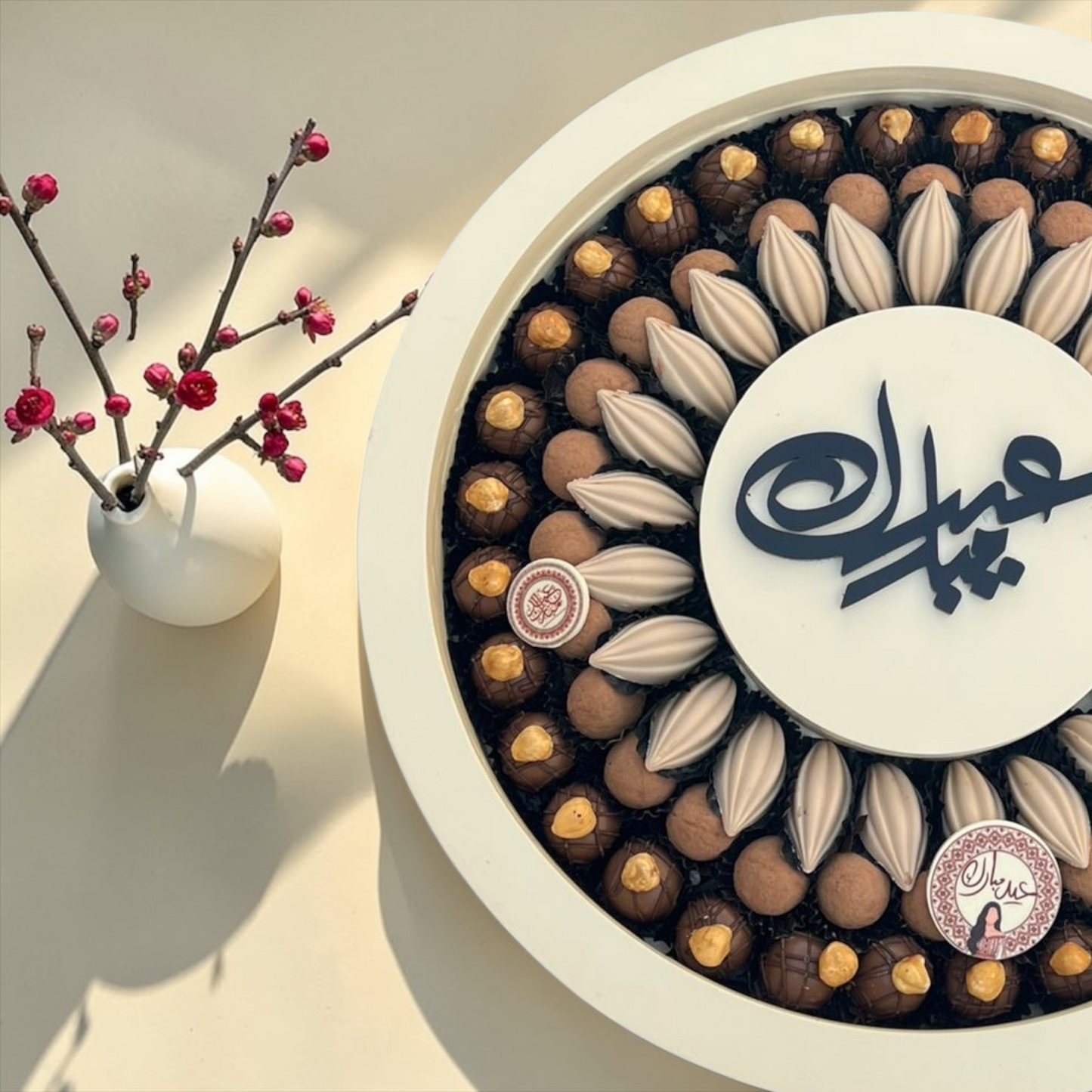 تشكيلة شوكليت فاخرة لعيد الفطر – صحن اكريليك دائري مع شوكليت حبة الكاكاو وترافل فريش بوكس مع غطاء / Luxury Eid Chocolate Gift – Giovanni Premium Selection 1100g