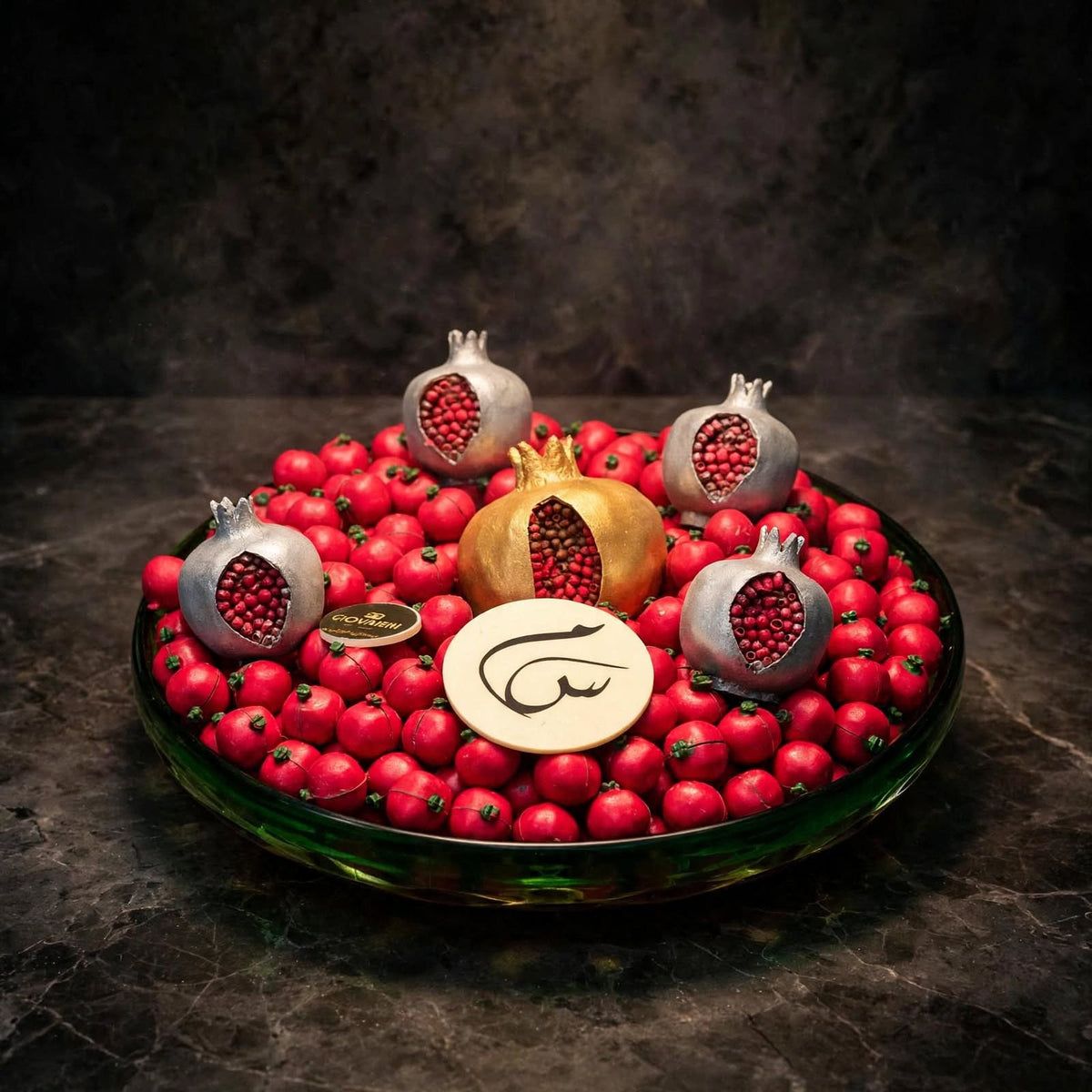 صحن زجاج VIP شوكولاتة الرمان مع خمس قطع رمان | VIP Glass Plate – Pomegranate Chocolate with Five Pomegranates