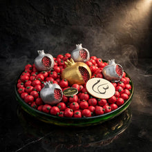 صحن زجاج VIP شوكولاتة الرمان مع خمس قطع رمان | VIP Glass Plate – Pomegranate Chocolate with Five Pomegranates