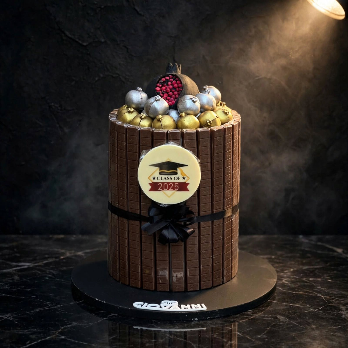 هرم مسطرة شوكولاتة الرمان مع رمانة كبيرة | Pomegranate Chocolate Tiered Pyramid with Large Pomegranate