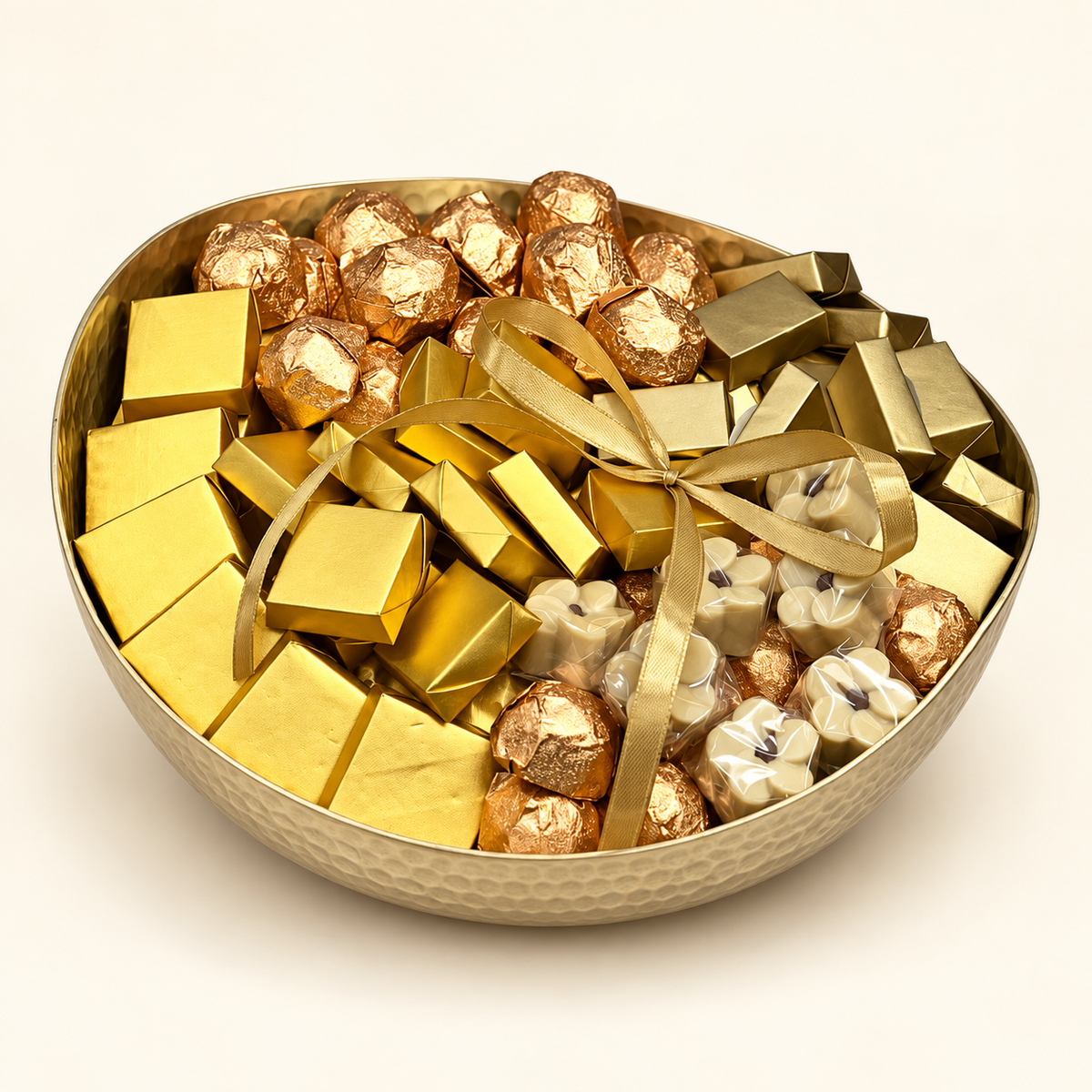 صحن ستانلس مع شوكليت مغلف | Stainless Steel Platter with Wrapped Chocolate