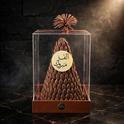 بوكس أكريليك VIP بغطاء هرمي – شوكولاتة اللوز | VIP Acrylic Box with Pyramid Lid – Almond Chocolate