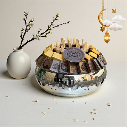 Elegant Stainless Steel Platter with Wrapped Chocolates صحن ستانلس ستيل راقي مع شوكليت مغلّف