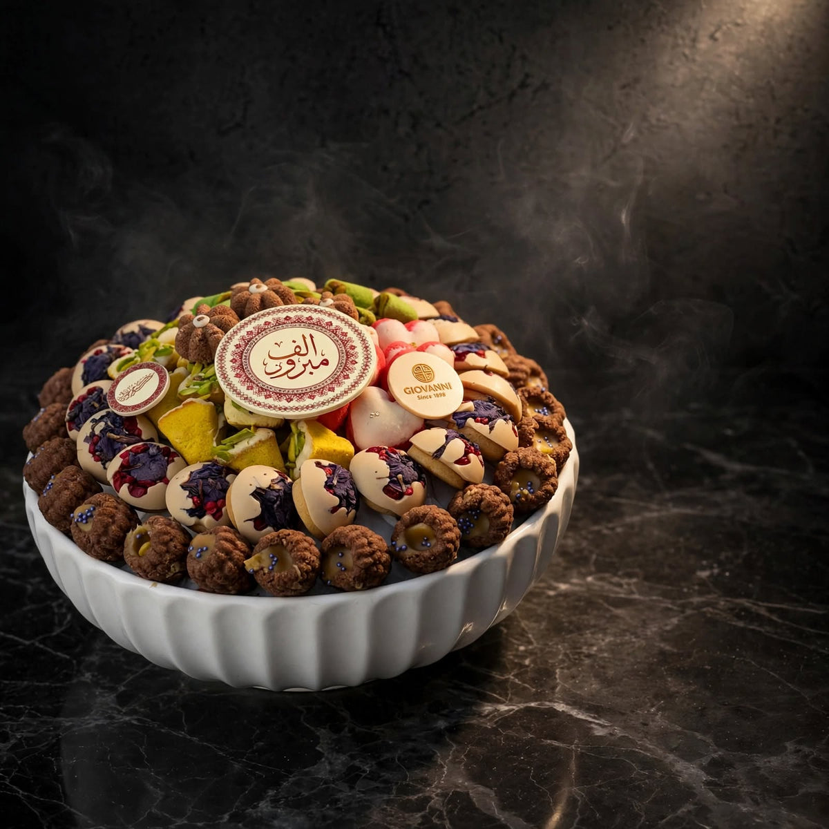 صحن بورسلين أبيض – بيتي فور فرنسي مشكل | White Porcelain Plate – Assorted French Petit Four
