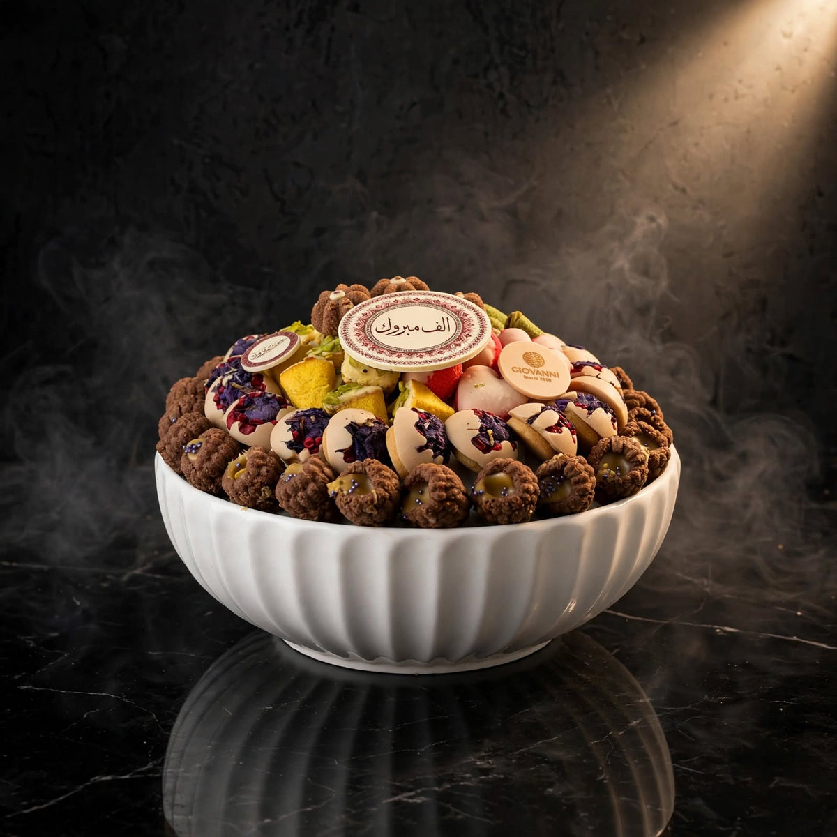 صحن بورسلين أبيض – بيتي فور فرنسي مشكل | White Porcelain Plate – Assorted French Petit Four