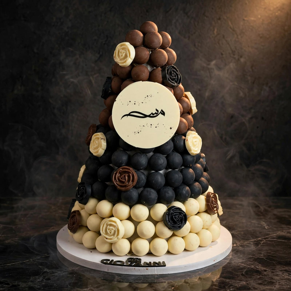 هرم شوكولاتة بمبون أخضر وأبيض – غير مخمل | Green & White Bonbon Chocolate Pyramid – Non-Velvet