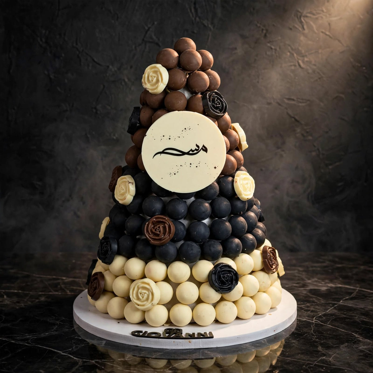 هرم شوكولاتة بمبون أخضر وأبيض – غير مخمل | Green & White Bonbon Chocolate Pyramid – Non-Velvet