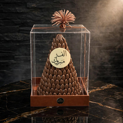 بوكس أكريليك VIP بغطاء هرمي – شوكولاتة اللوز | VIP Acrylic Box with Pyramid Lid – Almond Chocolate