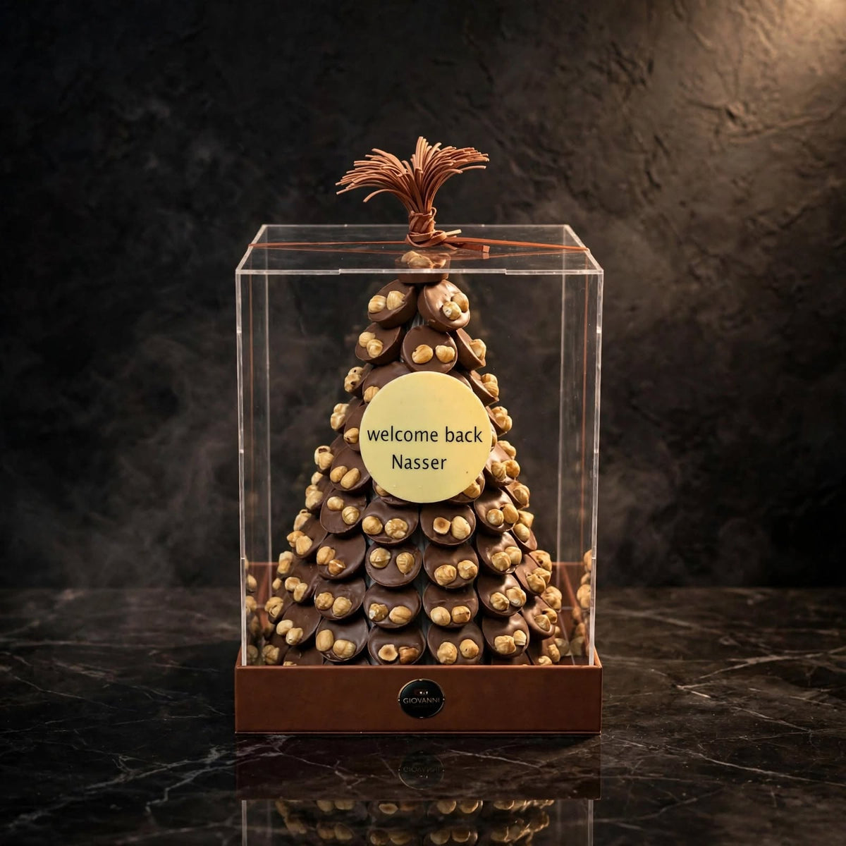 بوكس أكريليك VIB الفاخر بأهرامات الشوكولاتة الدائرية بالبندق | Luxury VIB Acrylic Box with Hazelnut Round Pyramids