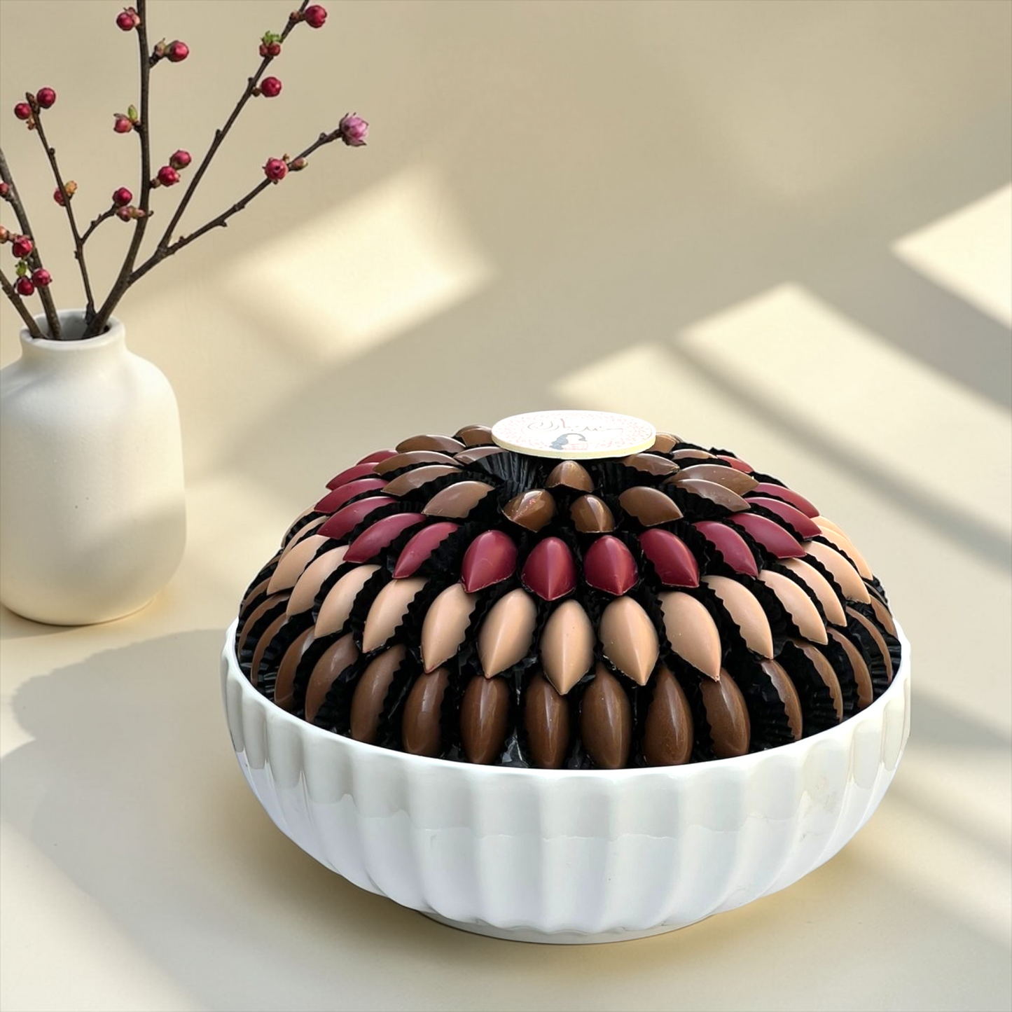 تشكيلة شوكليت فاخرة لعيد الفطر – صحن بورسلين مع شوكليت شكل اللوز بحشوات كريمة البندق والفستق والفول السوداني / Luxury Eid Chocolate Gift – Giovanni Premium Selection 1000g