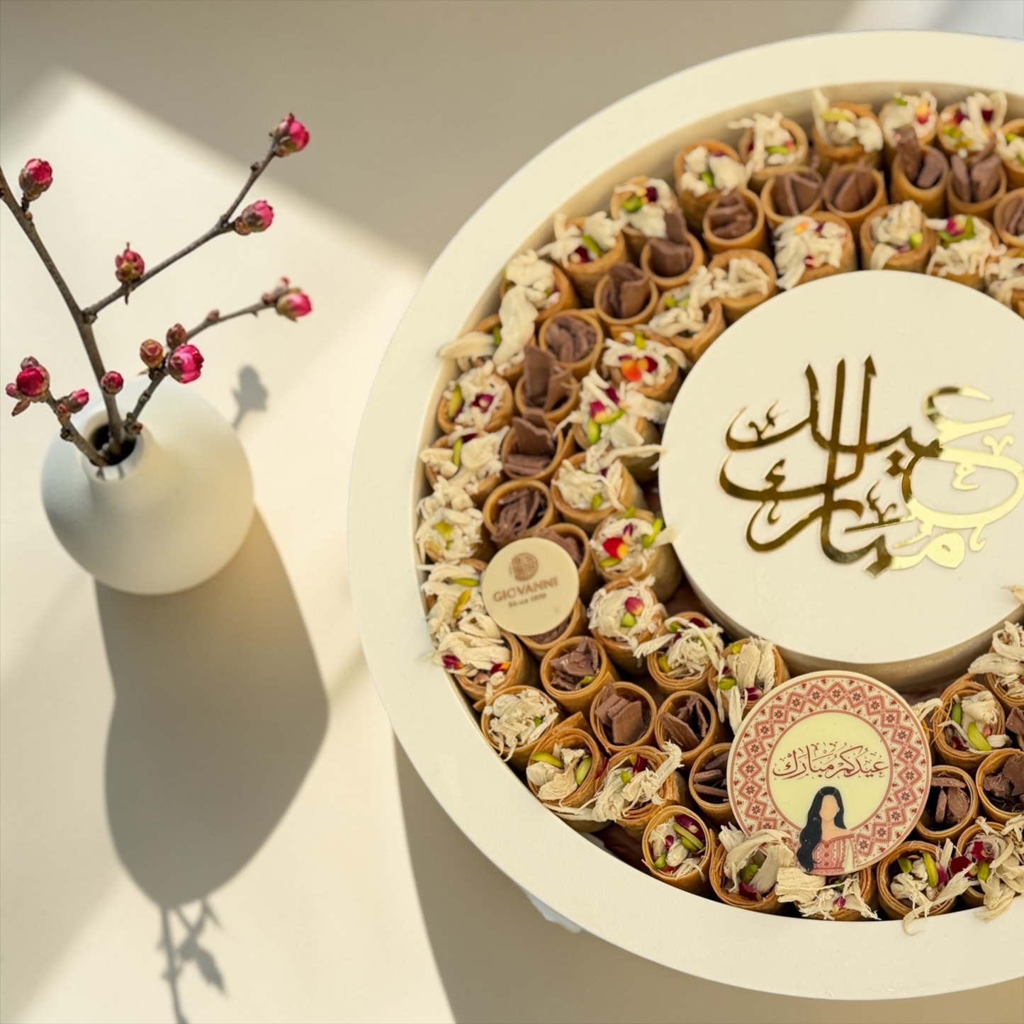 Luxury Round Acrylic Platter – Giovanni New Spring Roll Rahash Flake &amp; Chocolate Flake صحن اكريليك دائري فاخر مع جديد جيوفاني سبرنج رول رهش فليك وشوكليت فليك