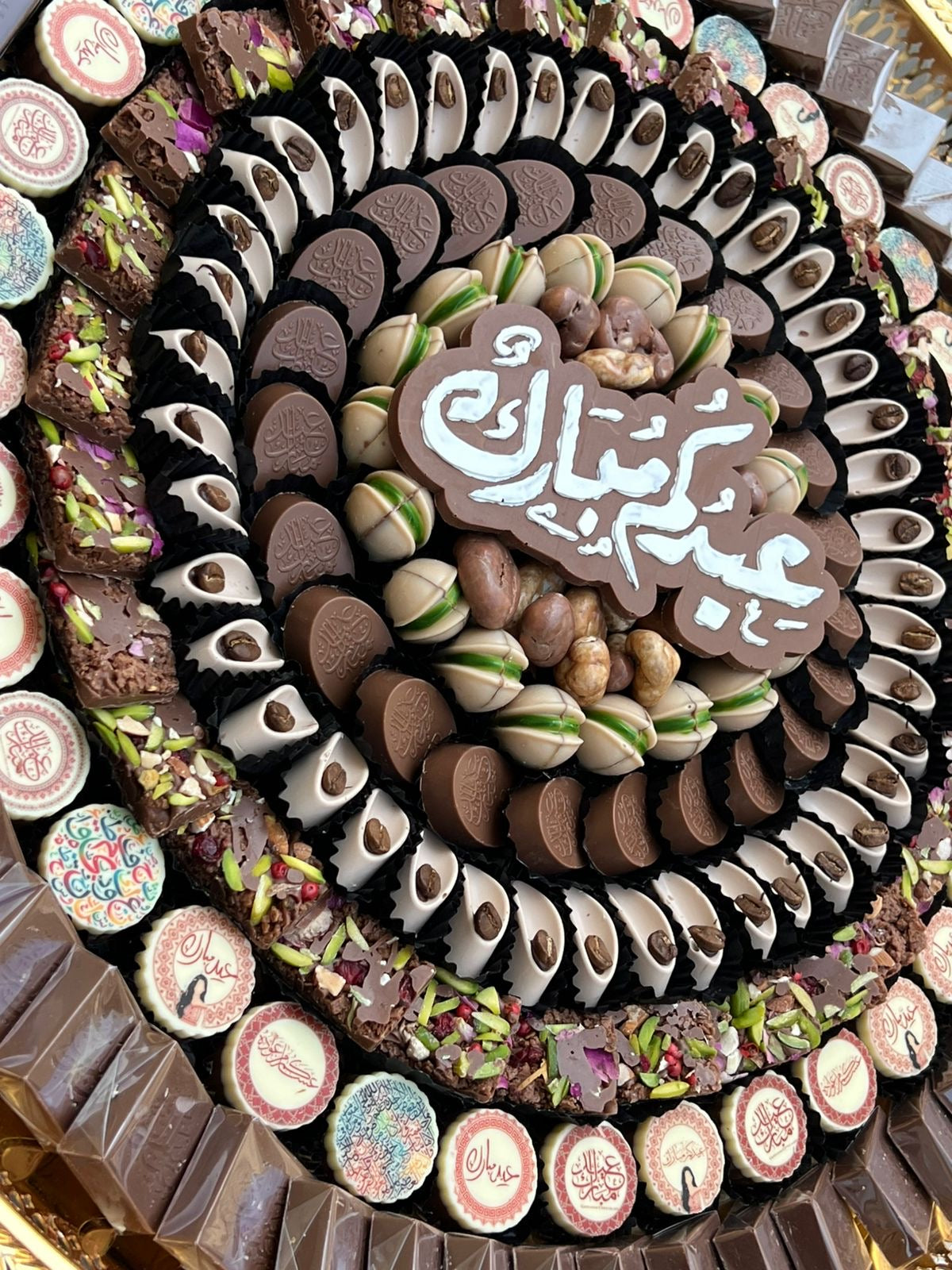 Luxury Stainless Steel Platter – Giovanni Signature Chocolate Selection صحن استانلس ستيل كبير مع تشكيلة سيجنتشر من جيوفاني