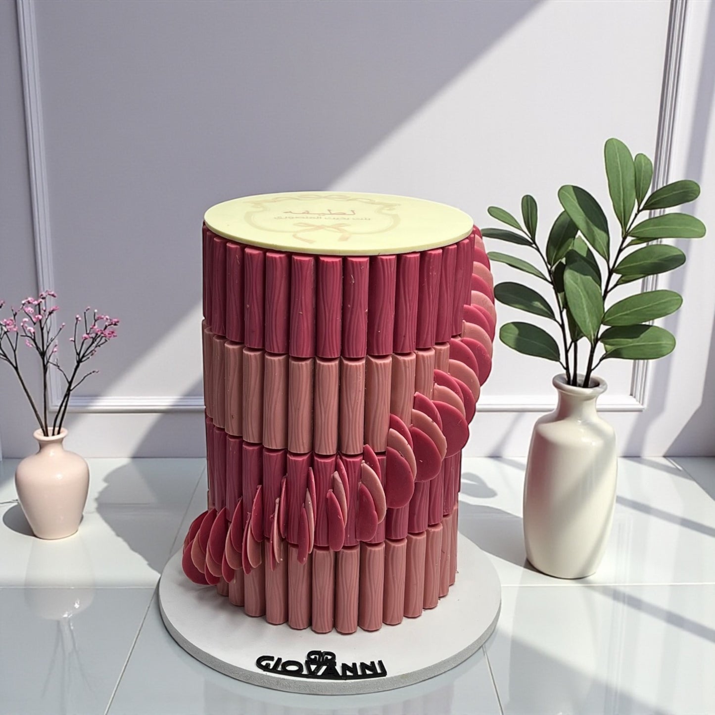 هرم شوكولاتة مروحة مع استيك مخصص
Fan-Style Chocolate Pyramid with Custom Stick