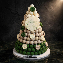 هرم شوكولاتة بمبون أخضر وأبيض – غير مخمل | Green & White Bonbon Chocolate Pyramid – Non-Velvet