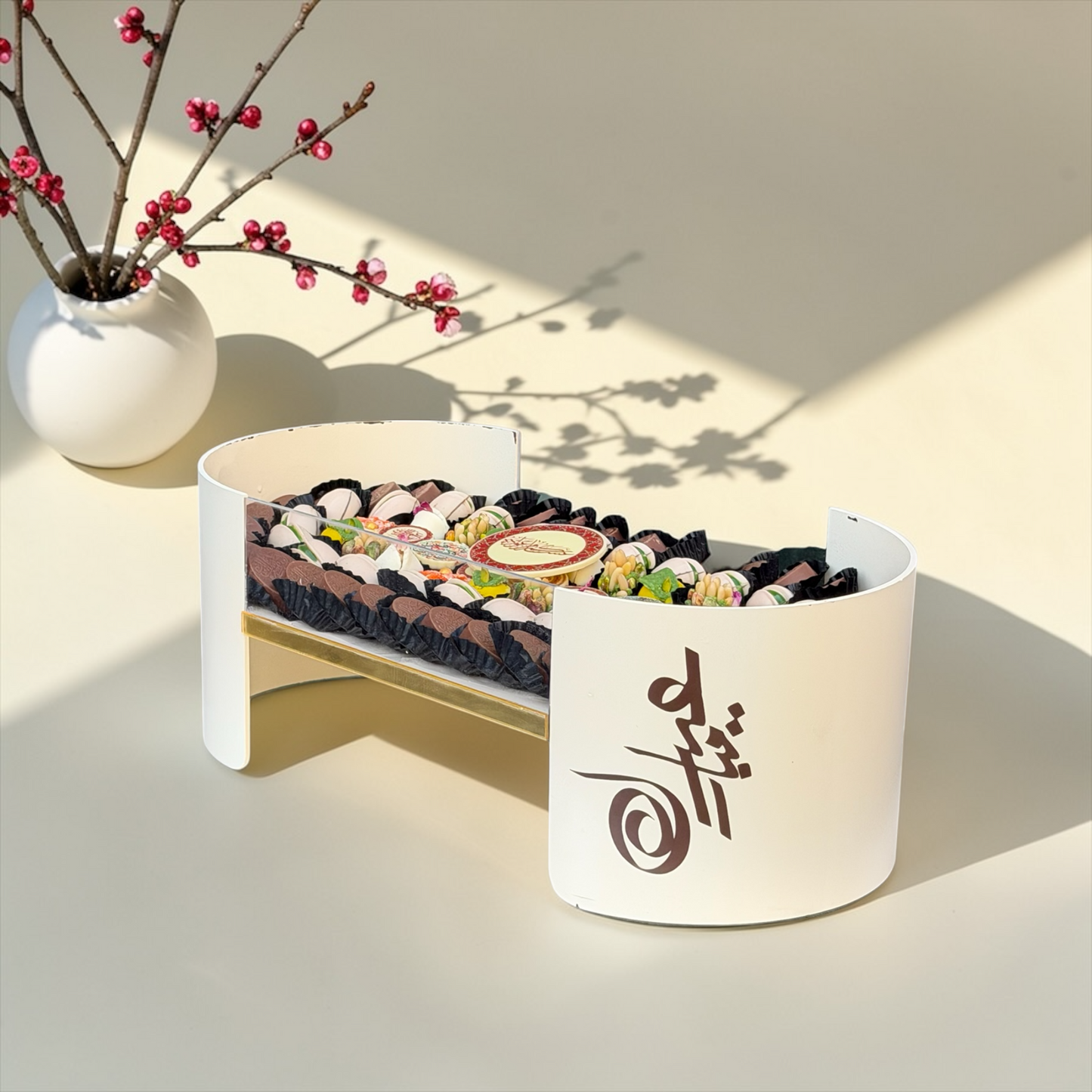 Luxury Oval Acrylic Box – Giovanni Signature Chocolate بوكس اكريليك بيضاوي فاخر مع تشكيلة سيجنتشر من جيوفاني