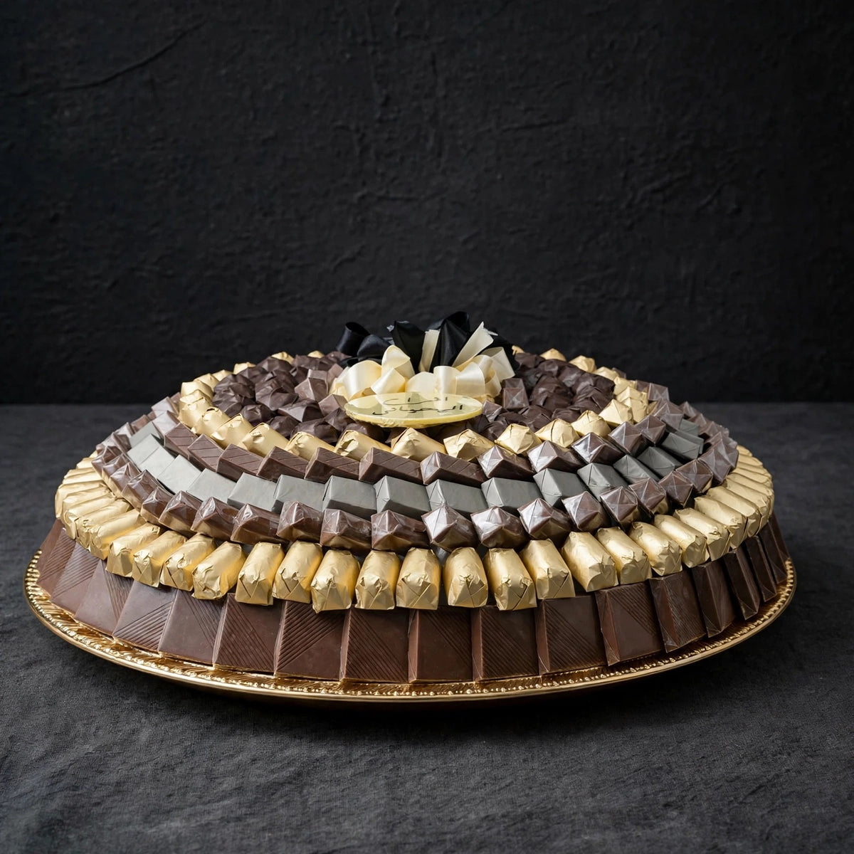 صينية ستانلس ستيل كبيرة VIP بشوكولاتة مغلفة | Large VIP Stainless Steel Tray with Wrapped Chocolate