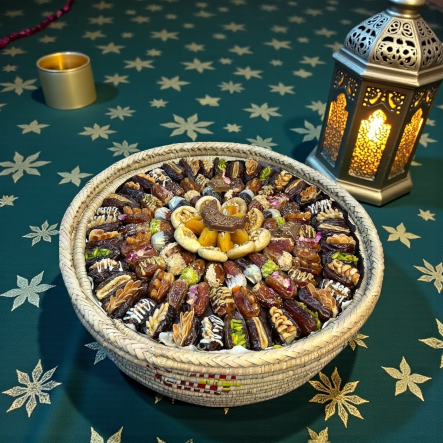 Al Maha Palm Frond  Luxury Stuffed Dates Masterpiece 1   خوص المها  تحفة التمور الفاخرة 1