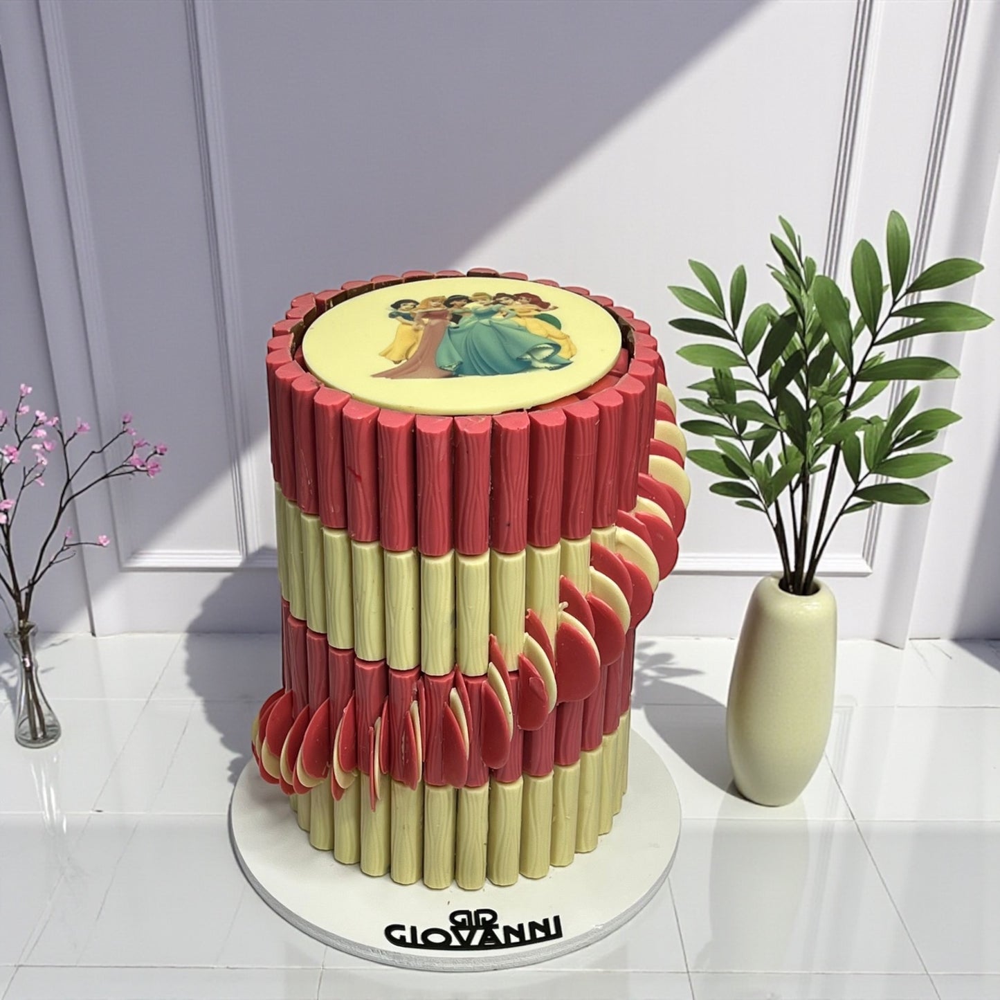 هرم شوكولاتة مروحة مع استيك مخصص
Fan-Style Chocolate Pyramid with Custom Stick