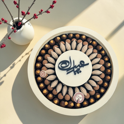 تشكيلة شوكليت فاخرة لعيد الفطر – صحن اكريليك دائري مع شوكليت حبة الكاكاو وترافل فريش بوكس مع غطاء / Luxury Eid Chocolate Gift – Giovanni Premium Selection 1100g