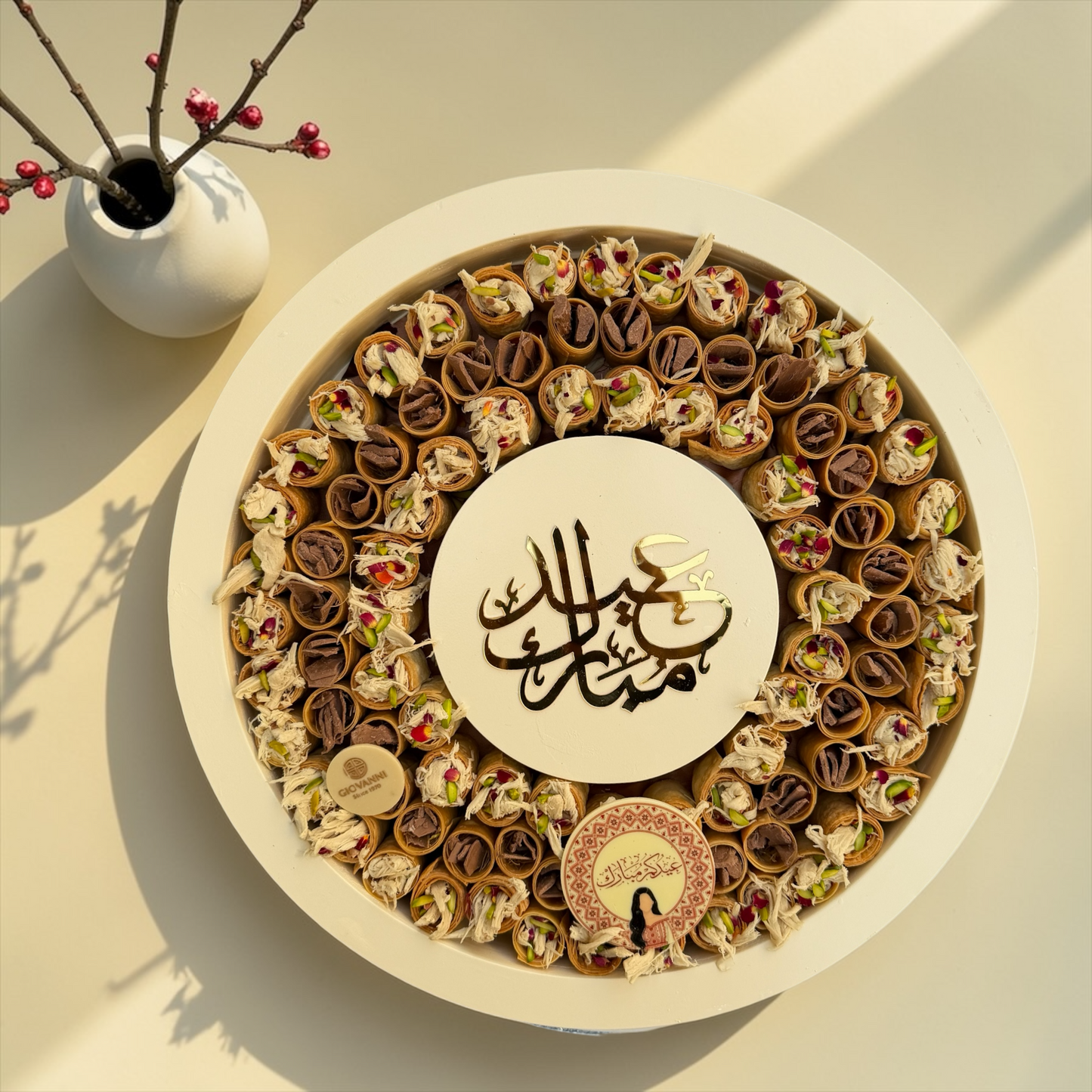 Luxury Round Acrylic Platter – Giovanni New Spring Roll Rahash Flake &amp; Chocolate Flake صحن اكريليك دائري فاخر مع جديد جيوفاني سبرنج رول رهش فليك وشوكليت فليك