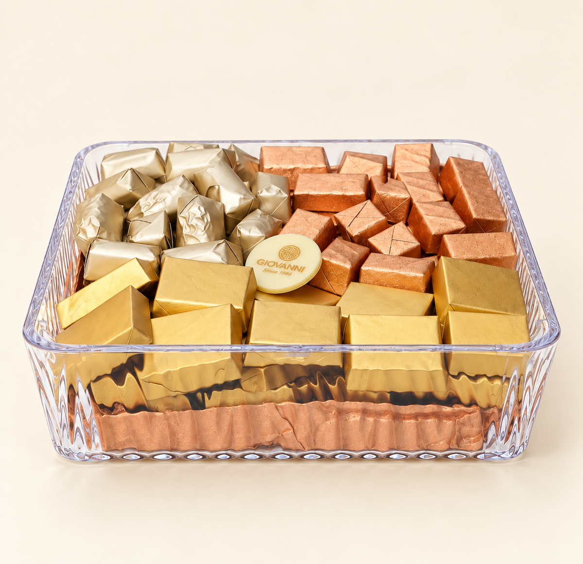 صحن أكريليك مربع مع شوكليت مغلف | Square Acrylic Tray with Wrapped Chocolate