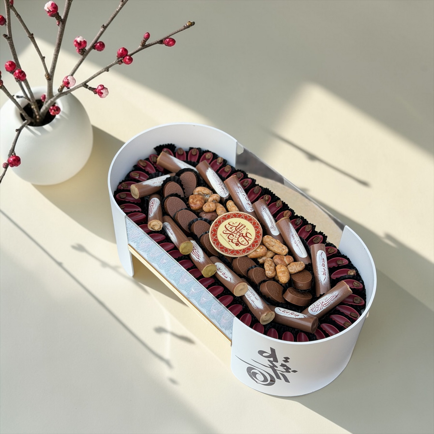 Luxury Oval Acrylic Box – Giovanni Signature Chocolate بوكس اكريليك بيضاوي فاخر مع تشكيلة سيجنتشر من جيوفاني