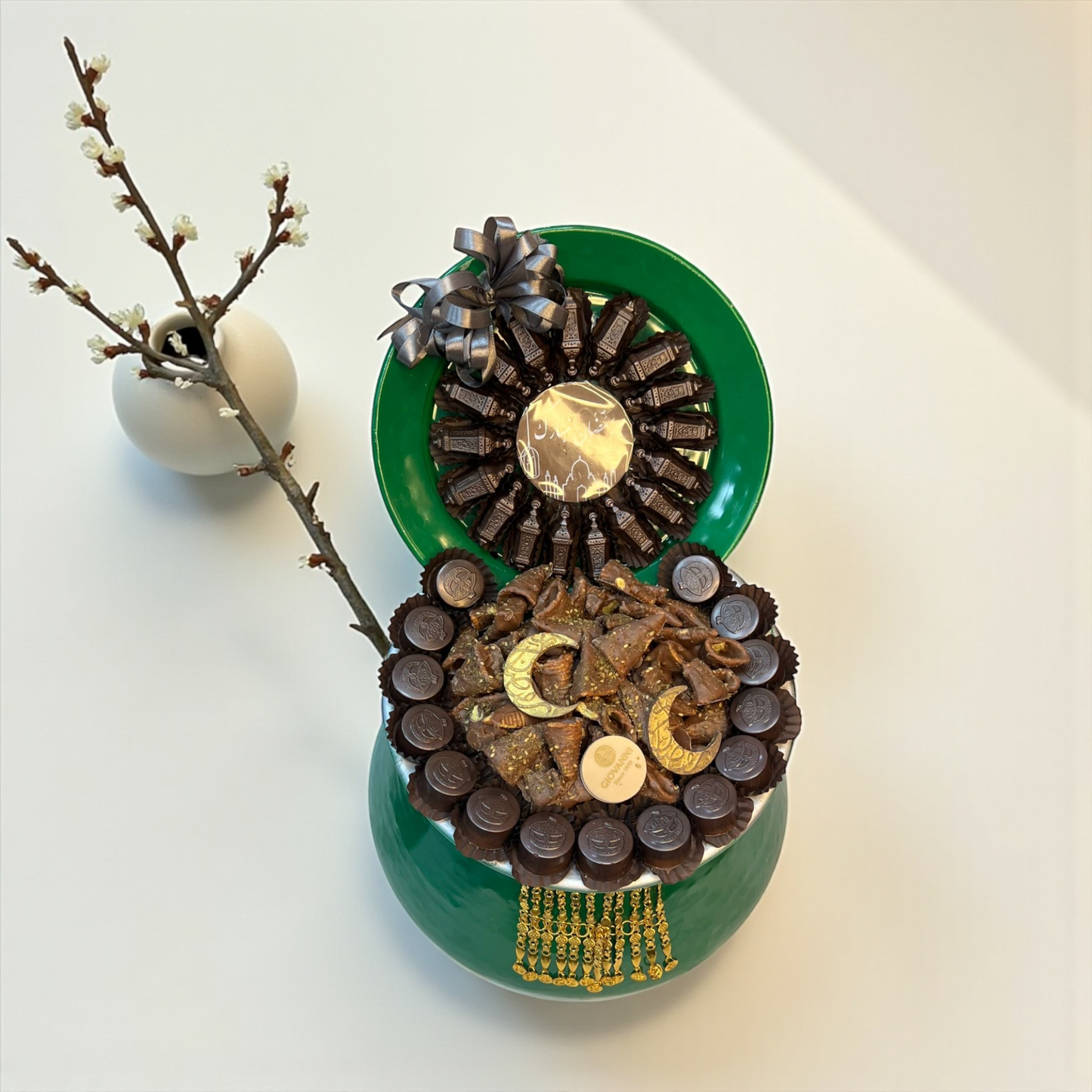 Yadoo Heritage Large Tray with Thyme Bugles Chocolateصحن يدو التراثي الكبير مع شوكليت بيوقلز بالزعتر – شوكولاتة بلجيكية فاخرة من جيوفاني