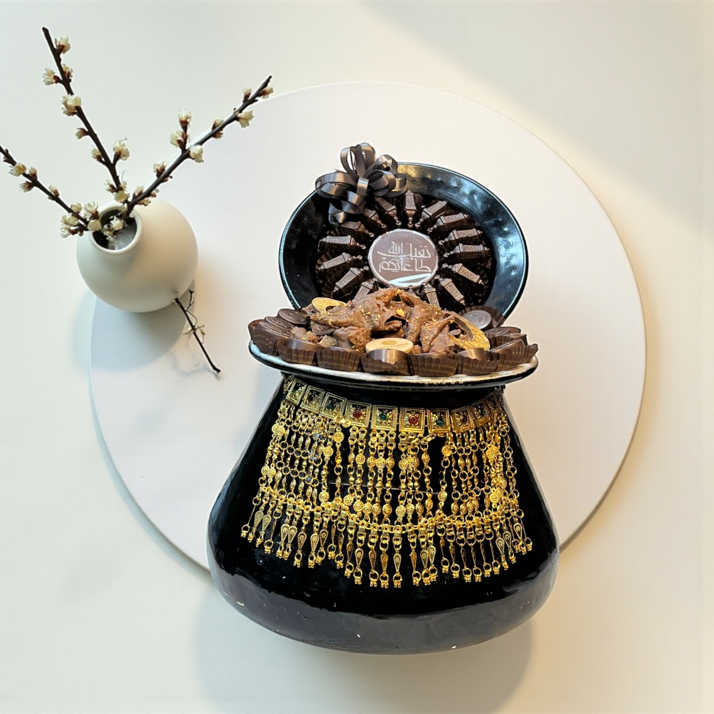 Yadoo Heritage Large Tray with Thyme Bugles Chocolateصحن يدو التراثي الكبير مع شوكليت بيوقلز بالزعتر – شوكولاتة بلجيكية فاخرة من جيوفاني