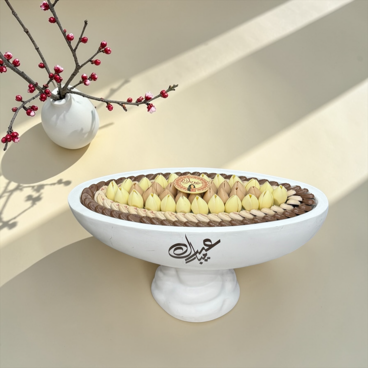 Ceramic Vase with Giovanni Signature Chocolate فاز سيراميك فاخر مع تشكيلة شوكليت سيجنتشر من جيوفاني