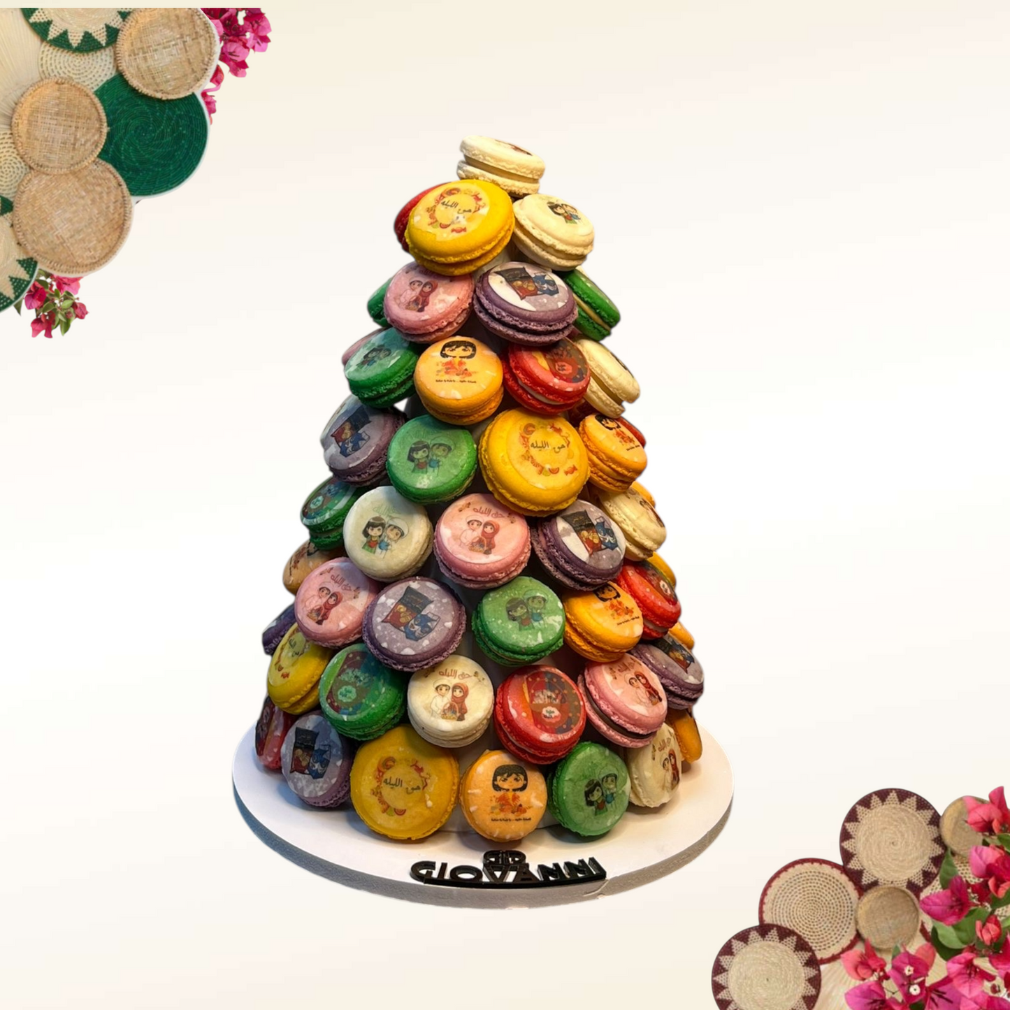 هرم ماكرون فرنسي مطبوع بثيم حق الليلة