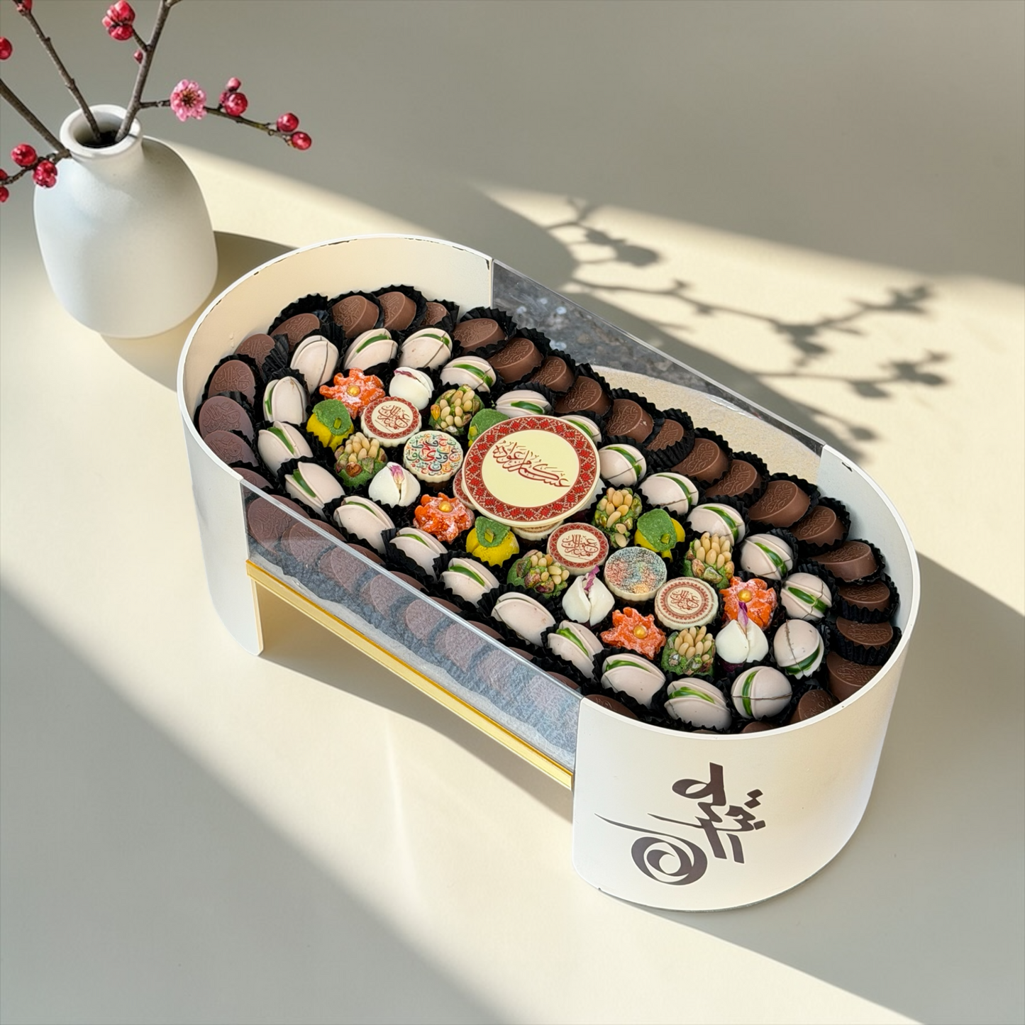 Luxury Oval Acrylic Box – Giovanni Signature Chocolate بوكس اكريليك بيضاوي فاخر مع تشكيلة سيجنتشر من جيوفاني